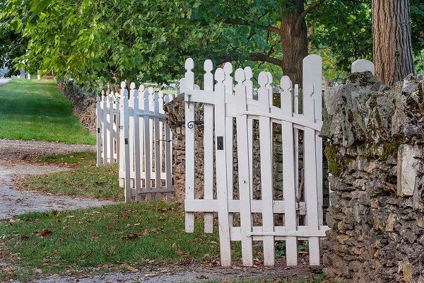 Jones, Adam 아티스트의 Gate and white wooden fence and rock wall-Shaker Village of Pleasant Hill-Harrodsburg-Kentucky작품입니다.